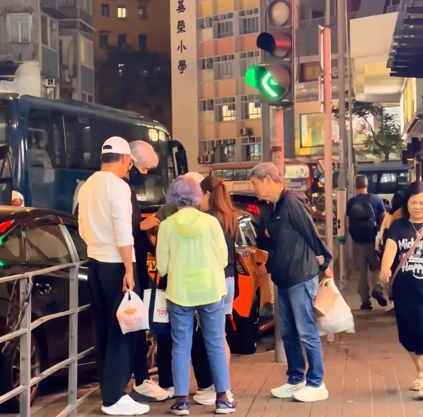 周润发苗侨伟同框买烧饼，20 元一个，路边闲聊接地气