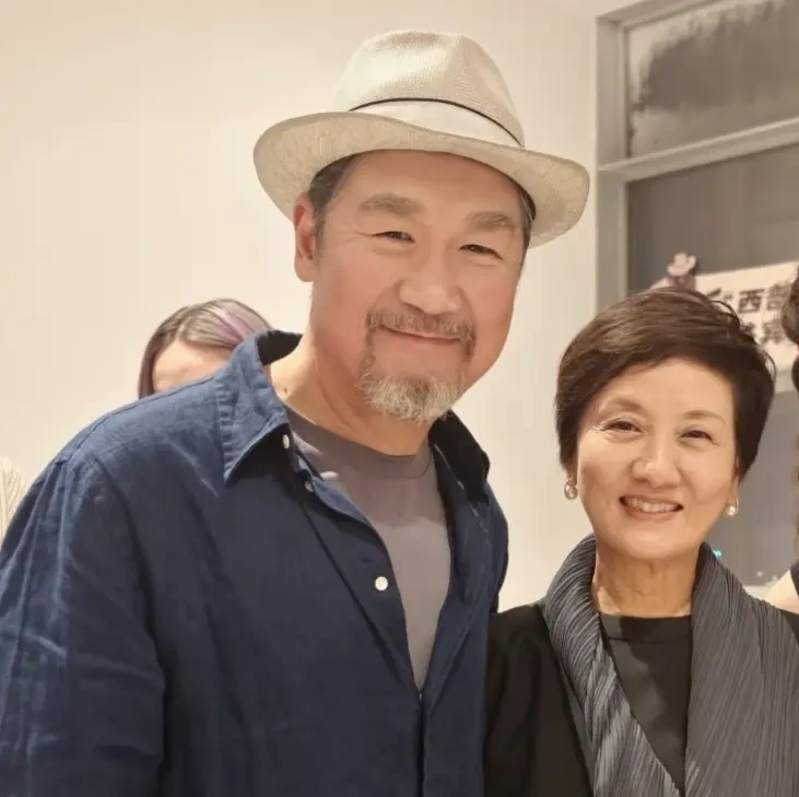 邓婕素颜现身，张国立老态尽显，半生相伴太动容