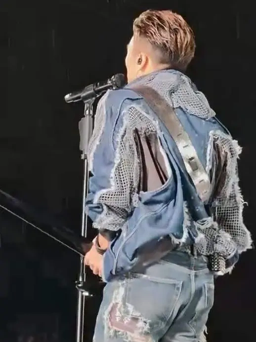 谢霆锋武汉暴雨开唱，破洞裤露玉蝴蝶底裤，话题火速登顶