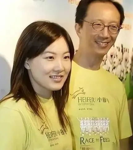 74 岁梁锦松衰老明显，48 岁伏明霞依旧貌美，两人恩爱 24 年引猜测
