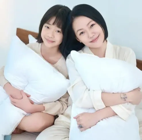 许老三送花庆小 S 复工，手捧鲜花颜值出圈，暖心又可爱