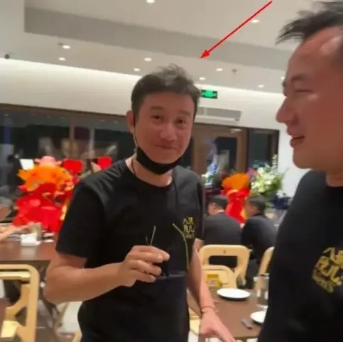 文章上海开餐馆端盘子，马伊琍解锁顶奢代言，两人现状反差大