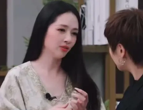 郭碧婷生二胎后坦言，瘦不下来还发肿，感觉自己有点 “废”