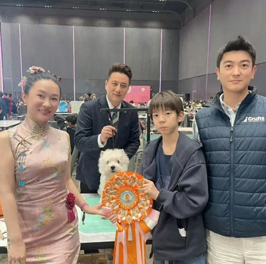45 岁霍思燕的清醒：不做 “被宠的太太”，要做 “靠自己的女王”