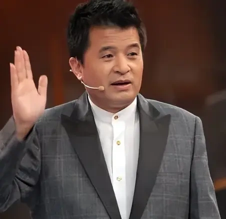 毕福剑关门女弟子紫檀，师傅落魄不离不弃，如今四处旅游太惬意