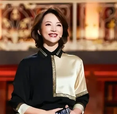 53 岁董卿餐厅素颜曝光 穿白衬衫吃家常菜，离婚谣言平息