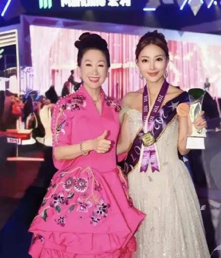 魏骏杰前妻张利华，卖保险年入 500 万，跻身香港上流社会