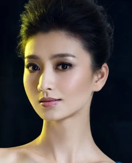 斓曦婚后被宠成公主 与程翔生一子，42 岁状态依旧温婉