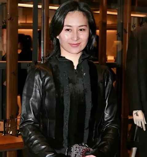 赌王二房女儿何超蕸离世，60 岁癌逝，亿万家产留不住健康