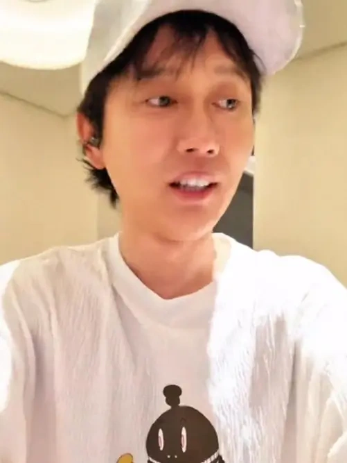 孟鹤堂拍戏，妻女探班，孟嫂穿旗袍显瘦，8 月女儿白胖可爱