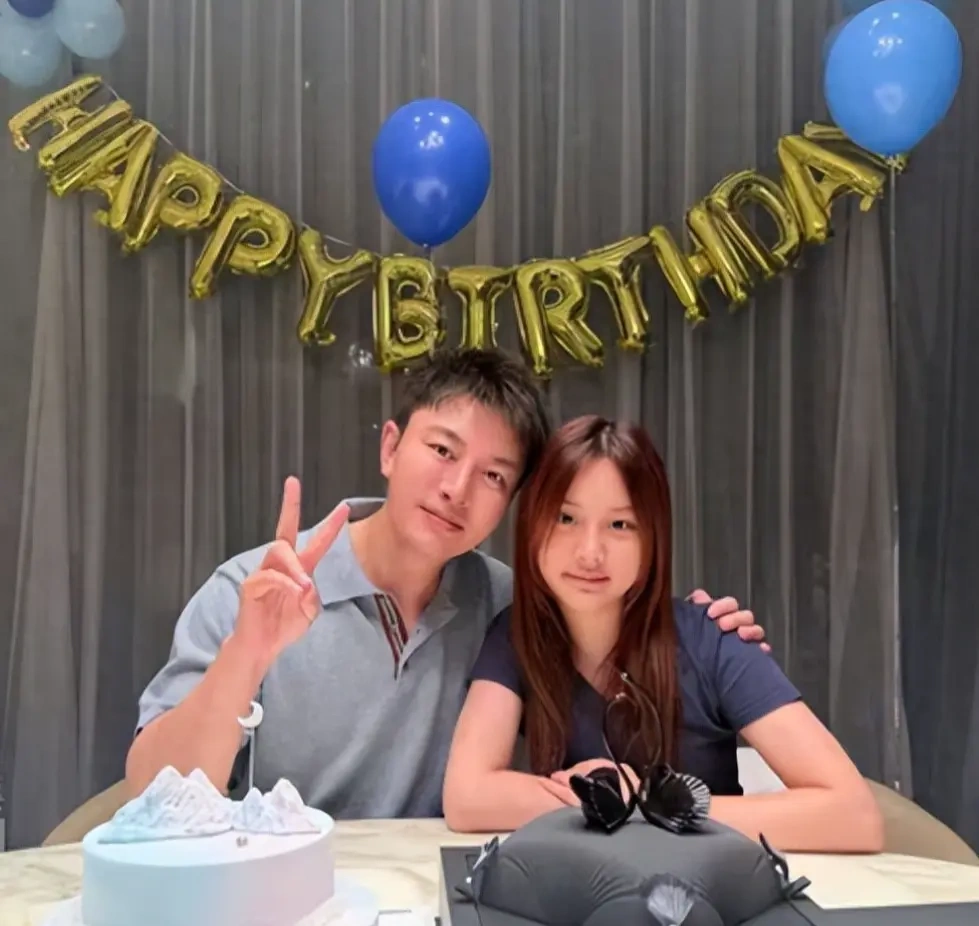 甜馨陪贾乃亮庆 42 岁生日，眉眼酷似父亲
