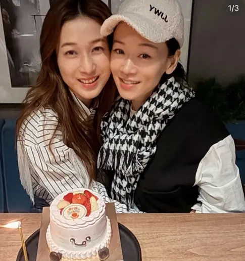 杨思琦为 42 岁钟嘉欣庆生，俩选美冠军同框，美貌依旧