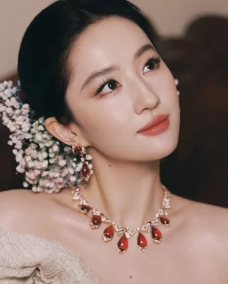 刘亦菲杨幂双 C 位同框，VOGUE 总编踩了刘亦菲裙子