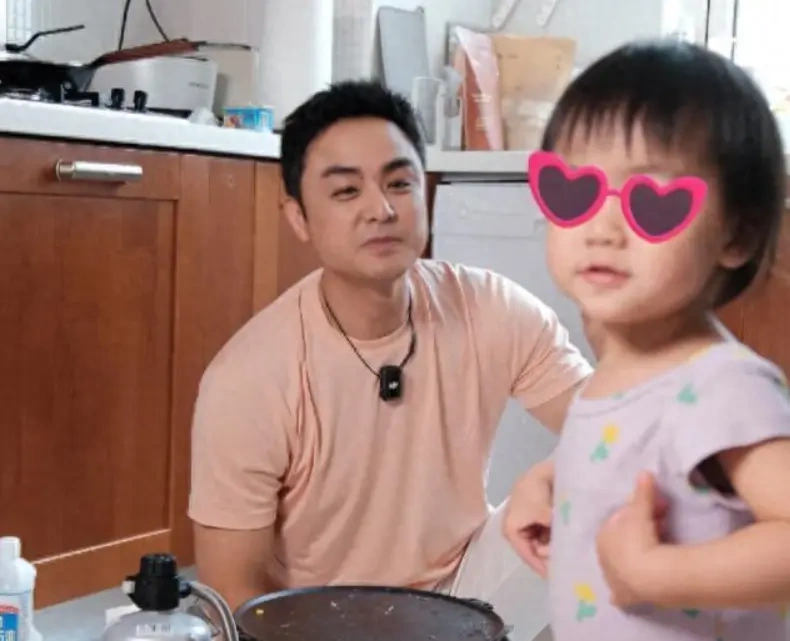 明道晒 2 岁女儿正脸，颜值复刻爸爸