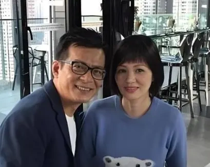 男星花 7500 万救妻，葬礼发誓不娶，五年后约会穆念慈