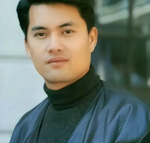 吕良伟带儿子祭祖，给长辈让伞的举动，暴露真实人品