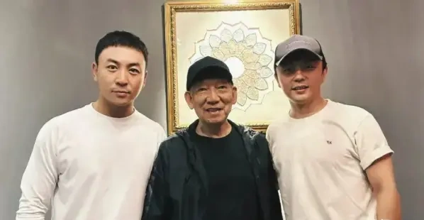 分手 15 年物是人非！释小龙新戏不断，何洁深陷 “养不起娃” 困境