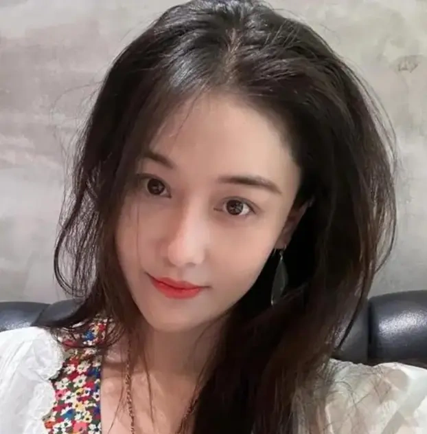 广州大学偶遇何捷，生图男人味拉满，腹肌饱满还有幸福肥