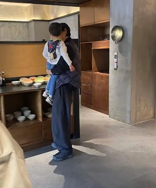 偶遇魏晨一家五口度假！183cm 身高惹眼，夫妻轮流抱娃超宠