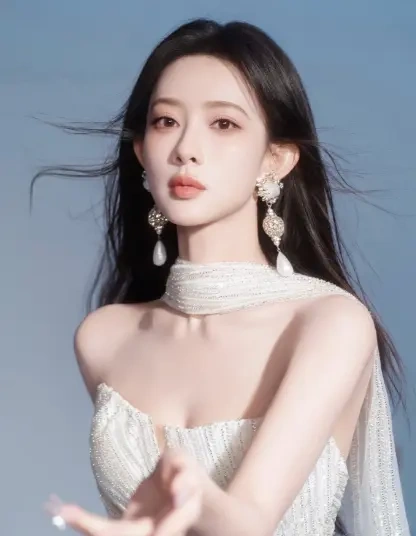 孟子义全新造型来袭，银闪礼服尽显优雅，每帧都藏着高级感