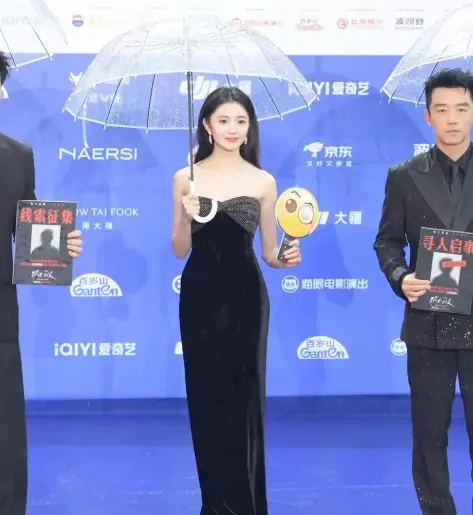 红毯遇雨，刘浩存手持透明伞从容登场状态在线
