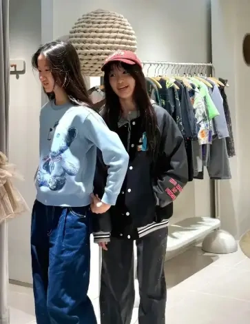 赵子琪带俩女儿逛商场，姐妹俩高挑清秀酷似妈妈
