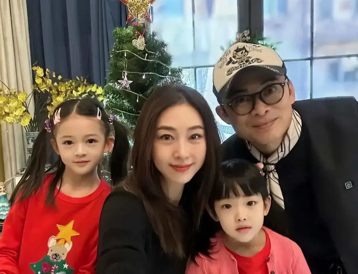 52岁樊少皇近况曝光，未婚与陈少霞生两娃，现与贾晓晨婚姻幸福