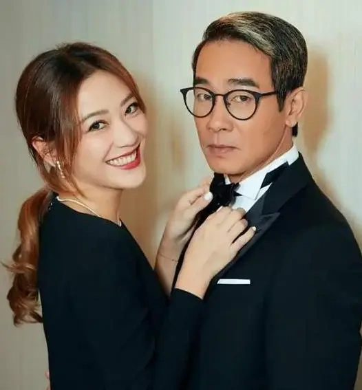 应采儿现场应援陈小春，后者舞台动情落泪