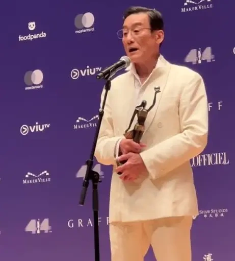 梁家辉获影帝哽咽谢妻，采访时幽默辩解