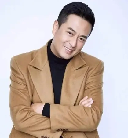 张嘉译生日照流出，白发变黑发享平淡生活