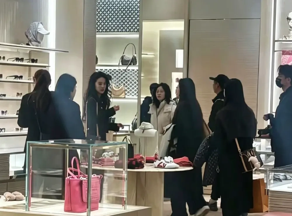 现身三里屯 LV 门店的刘亦菲，38 岁状态绝佳、气质出众