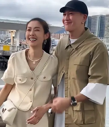 何润东夫妇出行，林姵希状态好满是幸福