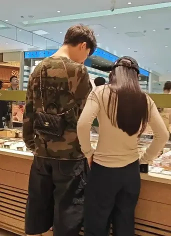 星二代安吉街头出行 体贴举动引关注