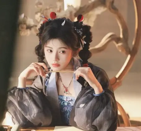 鞠婧祎黛色古装随拍曝光 对镜 wink 灵动吸睛