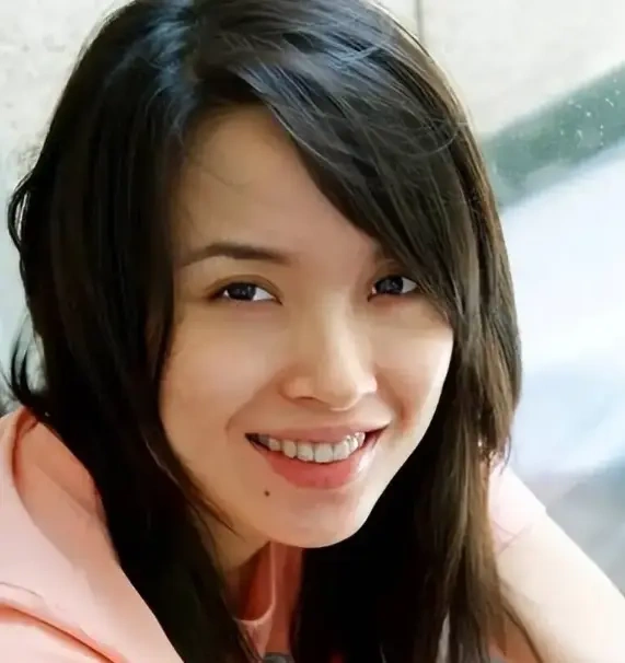 48 岁李佳淡出荧幕 与靳东婚后生活美满