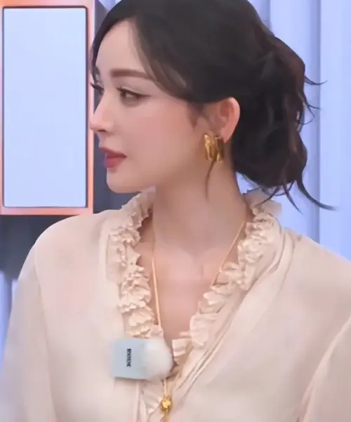 娜扎 “古娜之夹” 亮相 李佳琦体验反应夸张