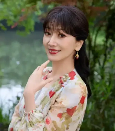 赵雅芝晒春雨户外美照 碎花裙浅笑比心