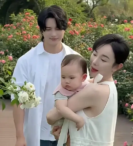 张檬小五带一岁儿子春游 一家三口同框温馨
