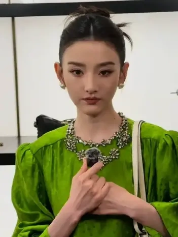 宋祖儿活动造型亮眼 绿裙盘发很吸睛