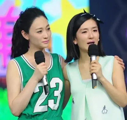 谢娜收李小冉粉丝礼物 致谢显二十年闺蜜情