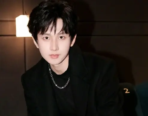 成毅鹤男陷改龄争议 内娱年龄乱象显现
