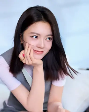 赵今麦穿灰色短裙 托脸甜笑显少女感