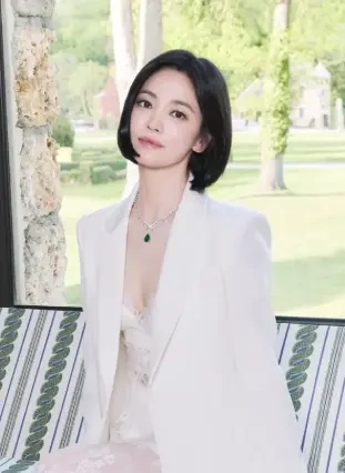 宋慧乔蕾丝纱裙出席活动 浅笑仪态佳