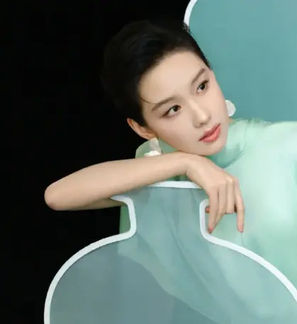 陈都灵青绿丝缎裙亮相 温婉似青瓷美人