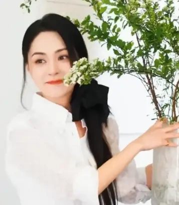 钟欣潼分享花艺 VLOG 记录独居日常模样