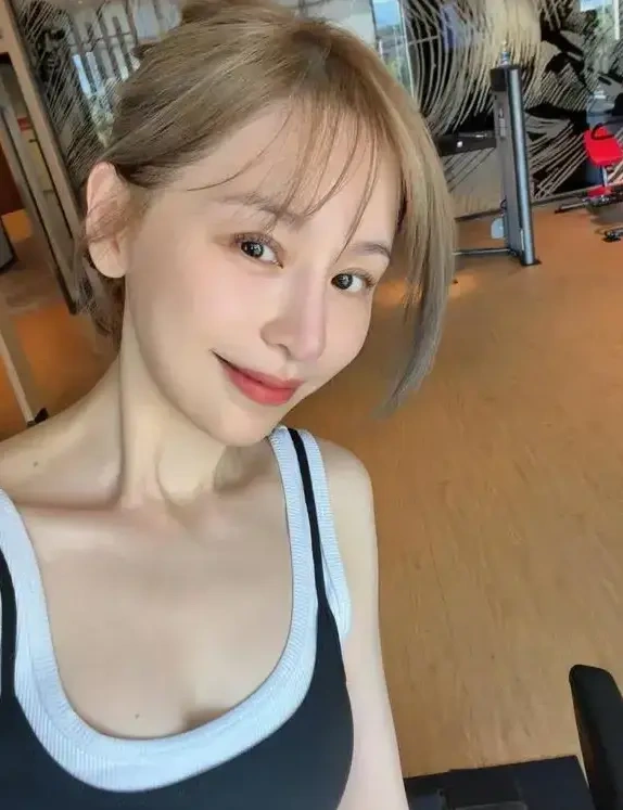 43 岁王心凌晒健身美照 自律保持好状态