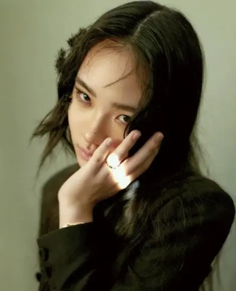 Lily 再登 ELLE 杂志 眉眼神态神似姨妈大 S