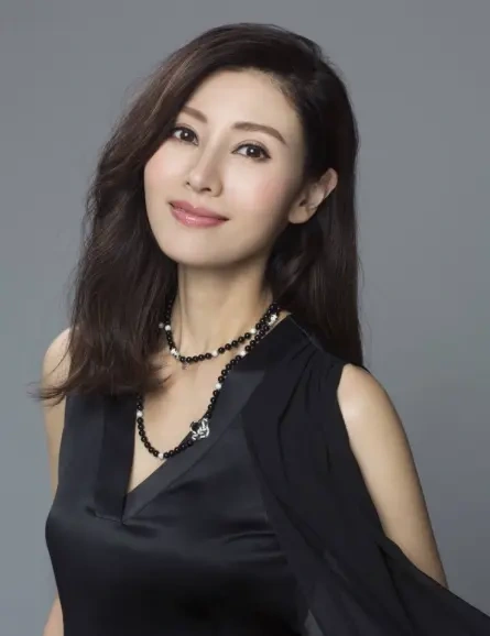李嘉欣许晋亨十指紧扣看演唱会，尽显亲昵