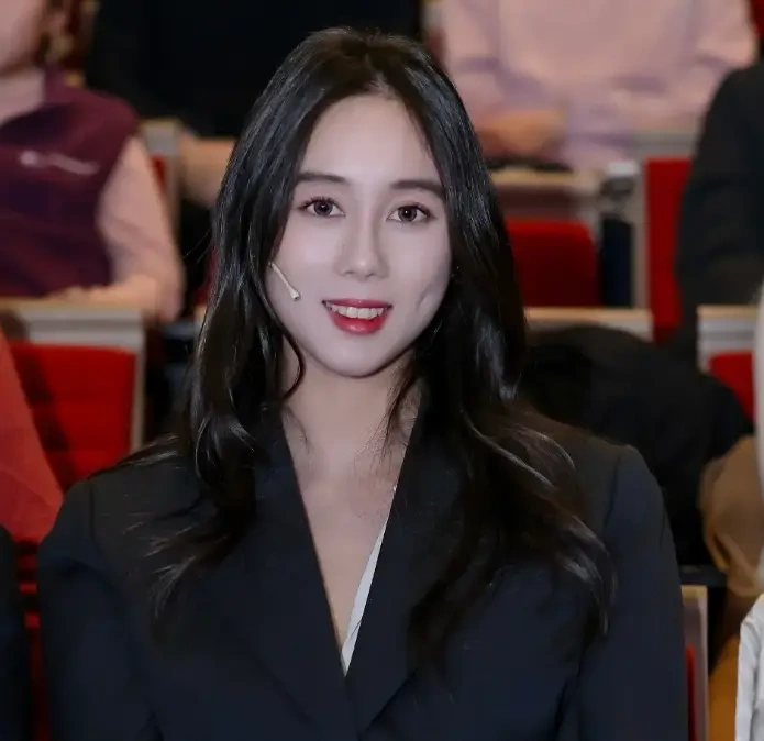 赌王小女儿何超欣清华毕业，高调留校未踏娱乐圈