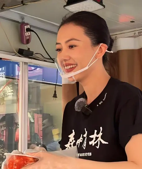47岁高圆圆沈阳摆摊卖辣白菜，状态能打